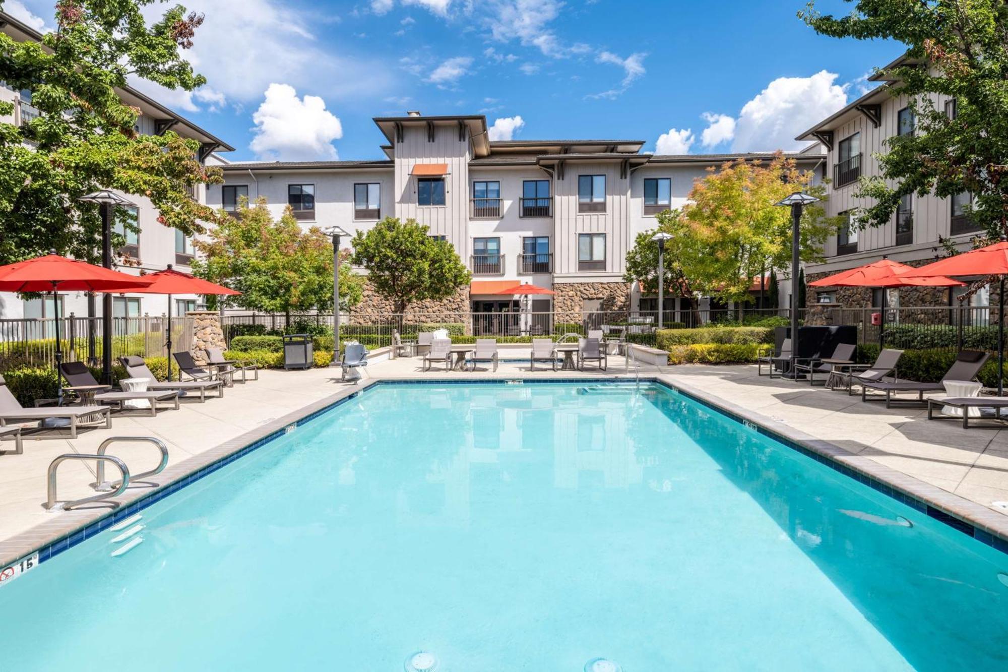 Hampton Inn & Suites Windsor-Sonoma Wine Country Exterior photo
