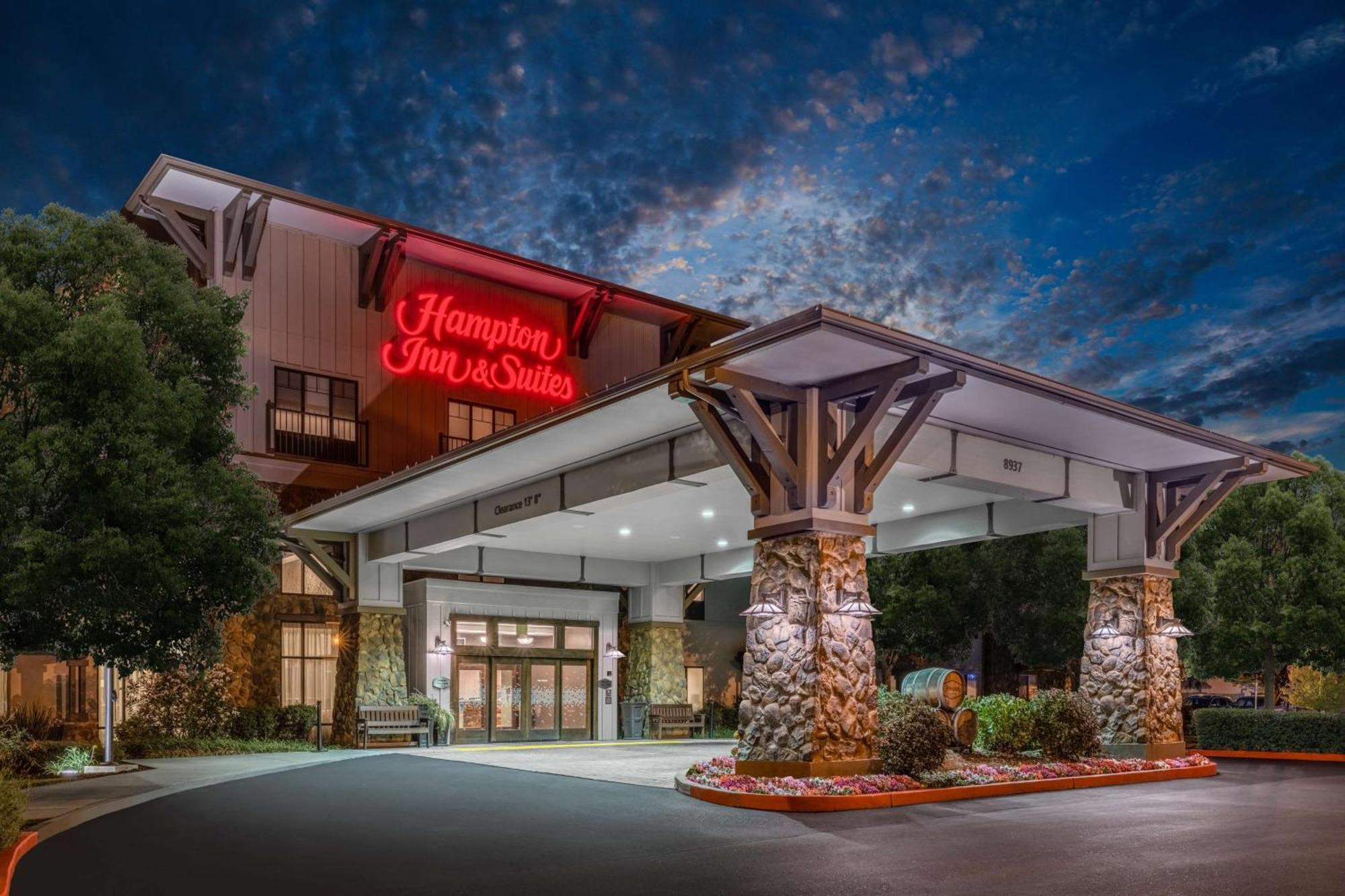 Hampton Inn & Suites Windsor-Sonoma Wine Country Exterior photo