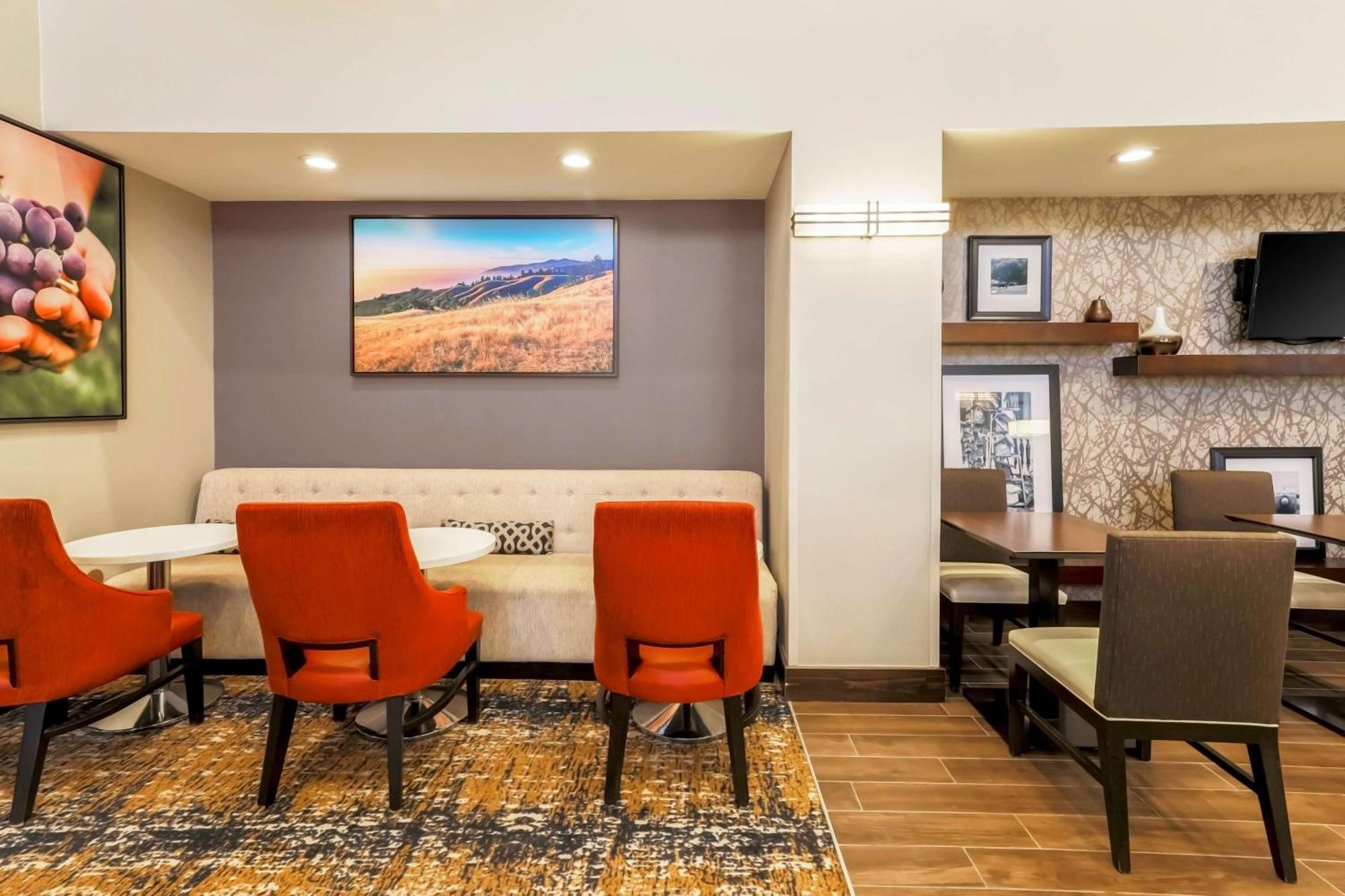 Hampton Inn & Suites Windsor-Sonoma Wine Country Exterior photo