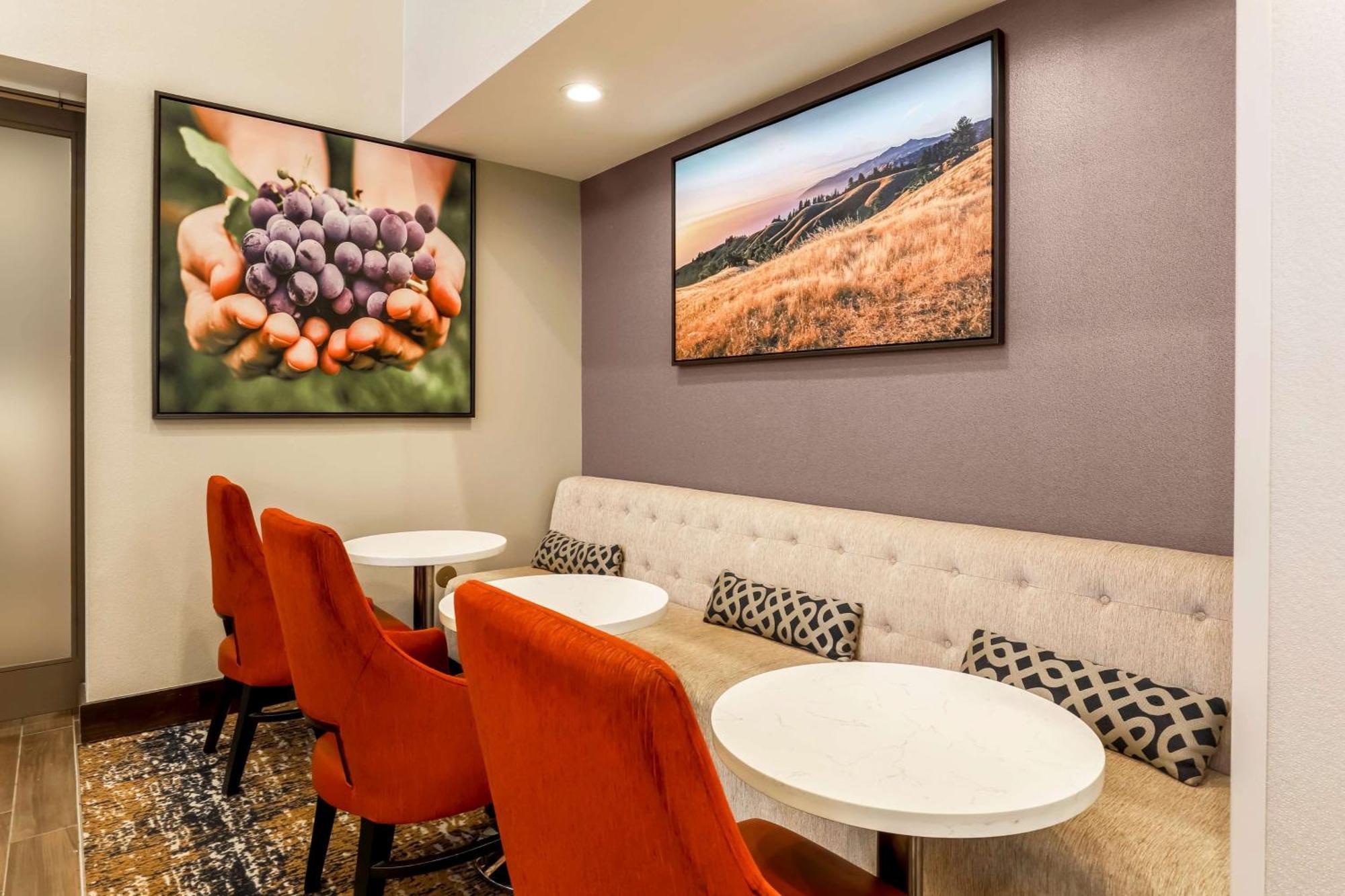 Hampton Inn & Suites Windsor-Sonoma Wine Country Exterior photo