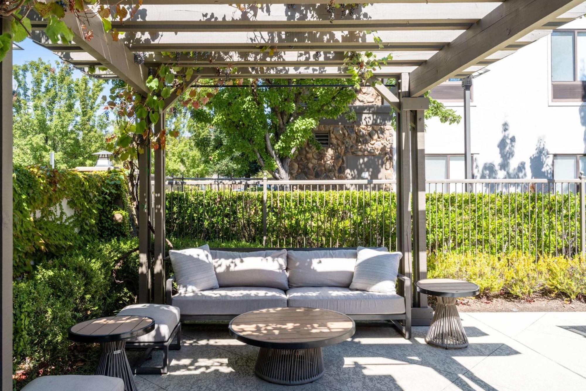 Hampton Inn & Suites Windsor-Sonoma Wine Country Exterior photo