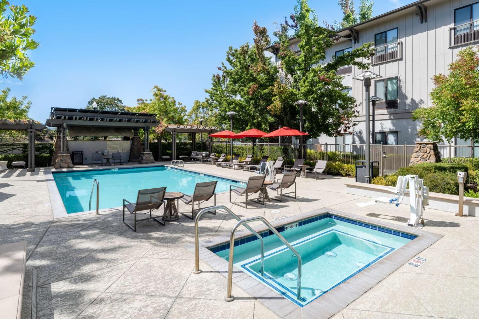 Hampton Inn & Suites Windsor-Sonoma Wine Country Exterior photo