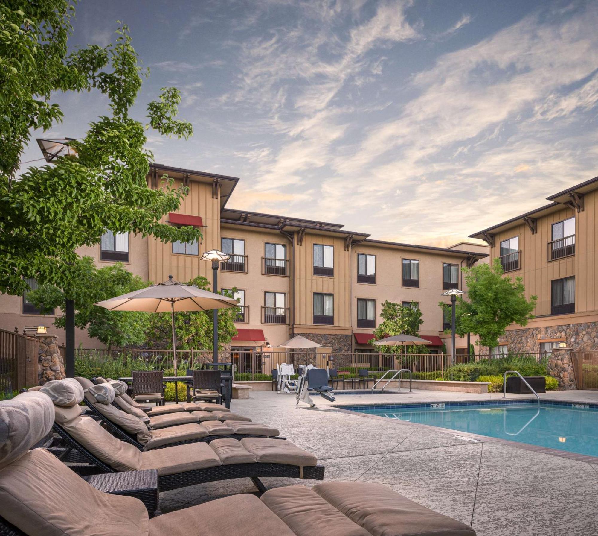 Hampton Inn & Suites Windsor-Sonoma Wine Country Exterior photo