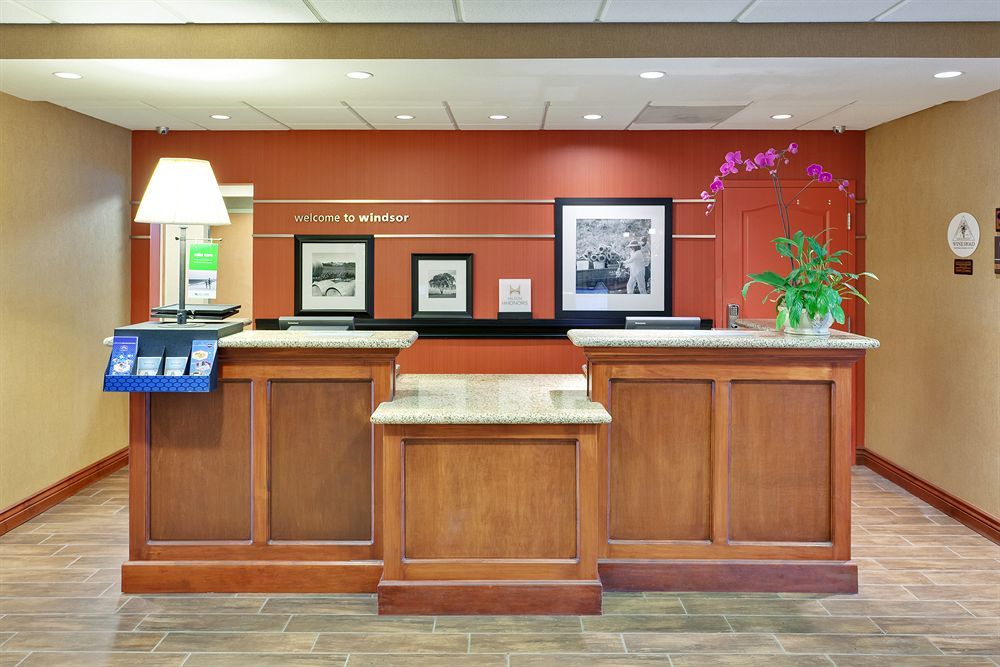 Hampton Inn & Suites Windsor-Sonoma Wine Country Exterior photo