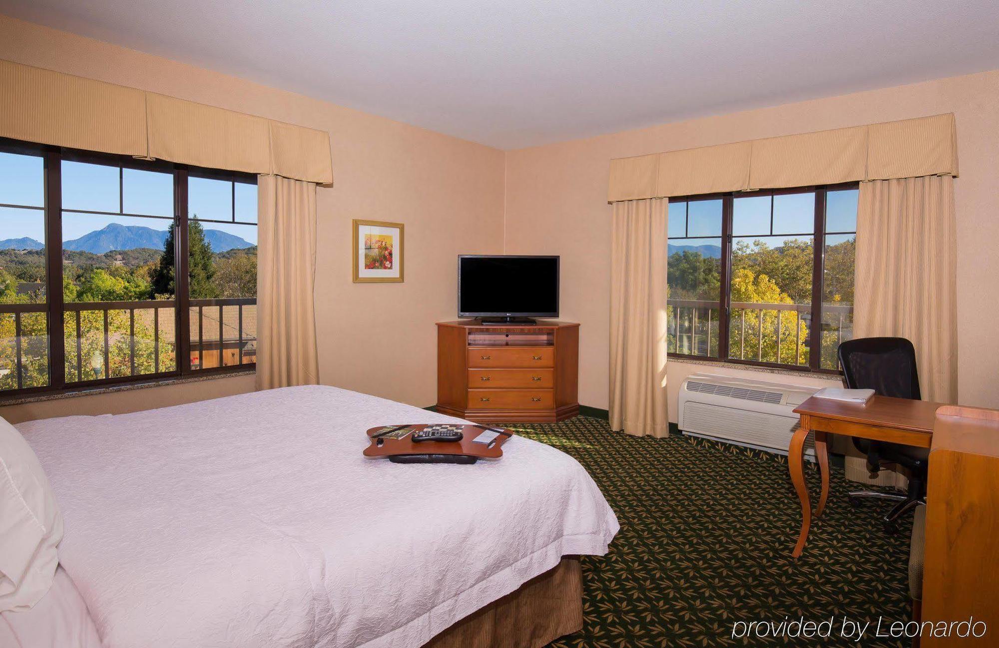 Hampton Inn & Suites Windsor-Sonoma Wine Country Exterior photo